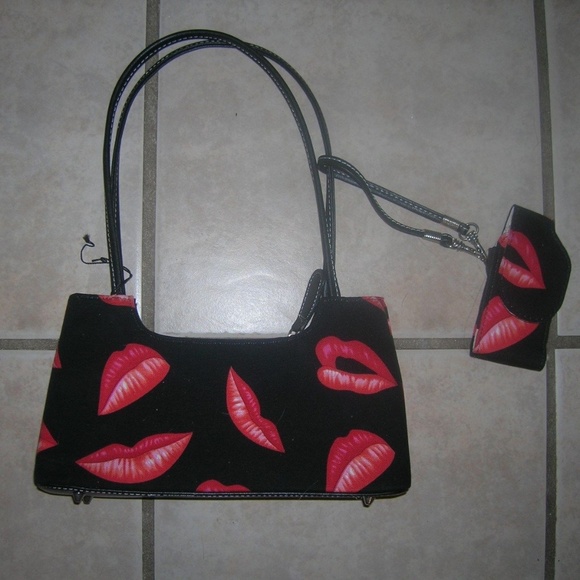 VALLEMOSSO Handbags - NWOT VALLEMOSSO RED Lip Purse With EXTRA POUCH